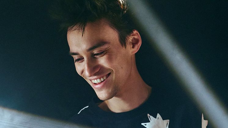 Den 11. februar 2022 åbner multiinstrumentalisten, Jacob Collier, for sit magiske musikalske rum i Store VEGA, hvor kun fantasien sætter grænser.