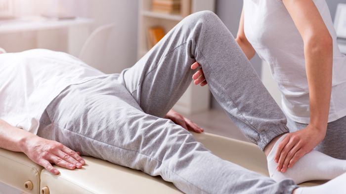 Gezielte Physiotherapie trägt oftmals zur Kräftigung der Fußmuskulatur der Patienten bei und kann bei der Prophylaxe von Fußfehlstellungen hilfreich sein. Bild: zinkevych | fotolia