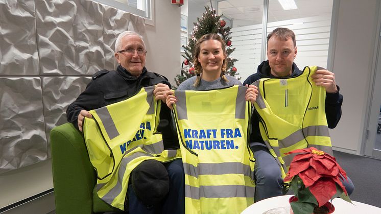 Bjørn Bjerke sammen med Miriam Nilssen og Jan Øivind Hekkelstrand fra Ishavskraft. 