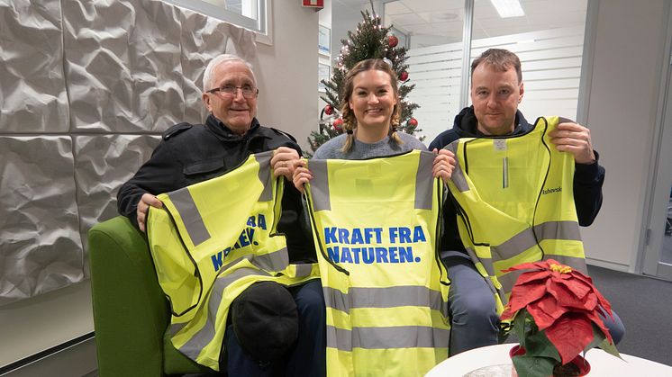 Bjørn Bjerke sammen med Miriam Nilssen og Jan Øivind Hekkelstrand fra Ishavskraft. 