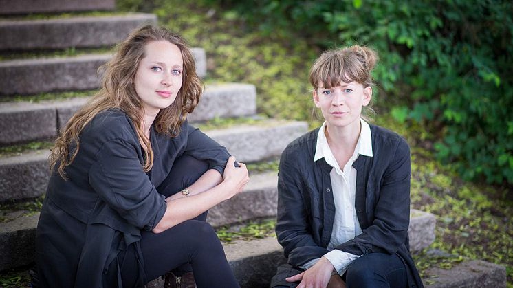 Regissør og dramatikar Maria Kjærgaard-Sunesen og scenograf Mie Riis. Foto: Siren Høyland Sæter.