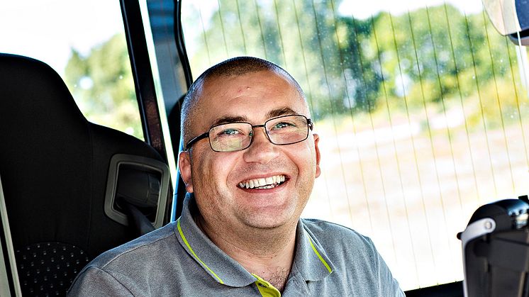 Nenad Godomirov känner sig gladare när han kör de nya bussarna i Malmö. 