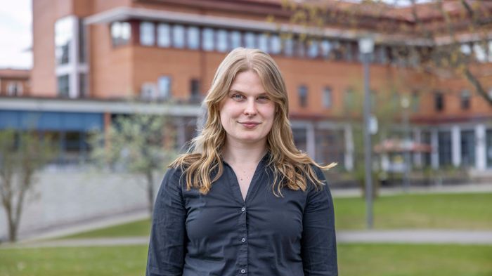 Deborah Carlander får Högskolan i Skövdes mångfaldsstipendium 2023. Hon får det för sitt examensarbete utvecklade ett mobilspel för kvinnor med autism.