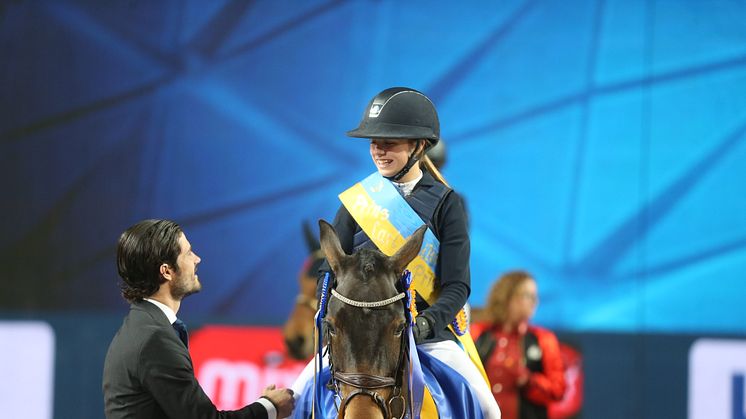 Mathilda Bohlin, segrare i Prins Carl Philips pris 2016, gratuleras av H.K.H. Prins Carl Philip i Friends Arena. Foto: Roland Thunholm