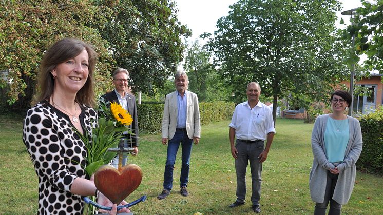 Jutta Neumann aus Oberaula (vorne) hat sich an der Hephata-Akademie für soziale Berufe zur Pflege-Diakonin ausbilden lassen. Die Namen der weiteren Personen lesen Sie am Ende der Meldung.