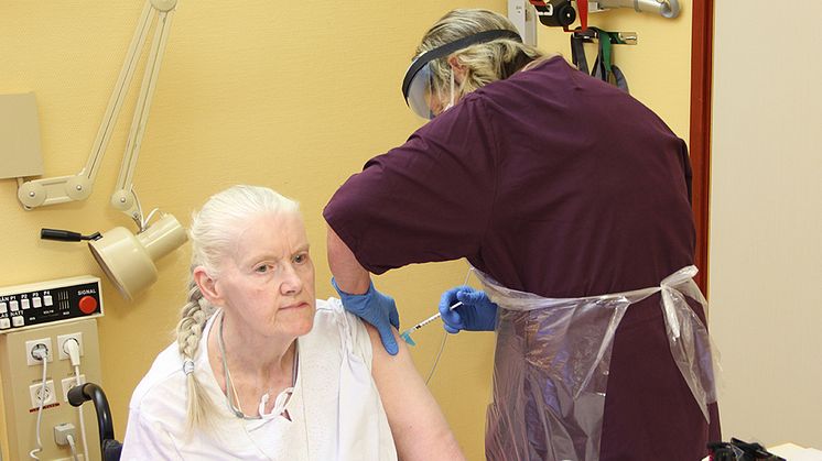 Marianne Jönsson på Korsvångsgårdens äldreboende i Bromölla får den första vaccinationsdosen.