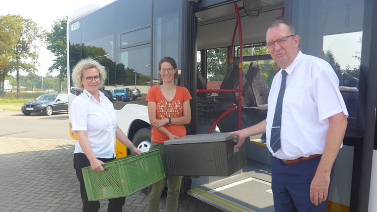 Diana Woll (l.) und Ronald Lehnecke von der PVGS mbH und Mirjam Anschütz von der Uni Vechta bei einem Test zum sicheren und schnellen Verladen von Lebensmitteln