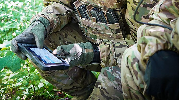 img1173_01_dk_soldiers-with-sitaware-edge-device-in-woods