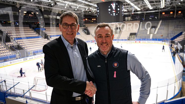 Rolf Hunt, affärsområdeschef Kraft och värme, Växjö Energi och Johan Markusson, vd Växjö Lakers Hockey.