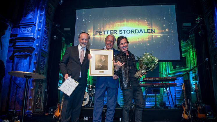 Petter Stordalen under prisutdelningen av Visitas Hall of Fame. På bilden syns även fr v Visitas VD Jonas Siljhammar och Christer Johansson, ordförande i juryn.