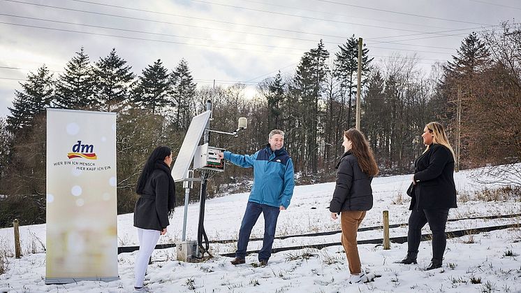 Prof. Dr. Alexander Siegmund, Initiator des Projektes, erklärt dm-Lernlingen die Funktionsweise einer Klimastation.