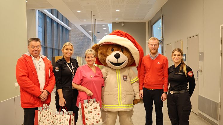 Verisure og Brannbamsen Bjørnis delte ut julegaver på St. Olavs Hospital i Trondheim. (f.v) Jørn Leseth, Annette Nergård, Solrun Pettersen, Bjørnis Thomas Ekornsæter og Nora Fredagsvik (FOTO: Lukas Gerø)