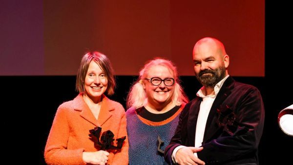 Tre lykkelige prismottakere: Gro Dahle, Trygve Riiser Gundersen og Ingeborg Arvola mottok hver sin Bragepris på kveldens utdeling. Foto: Lina Hindrum