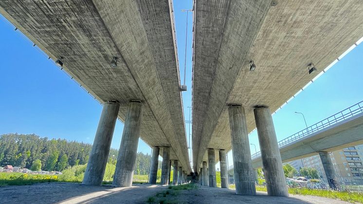 Under E18 vid Järvafältet. Konst- och litteraturvandring i Tensta. Foto: Tensta konsthall