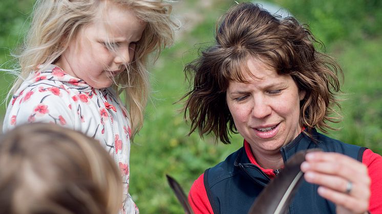 Sofie Stålhand berättar om fåglarnas fjädrar. Foto: Josefin Nilsson