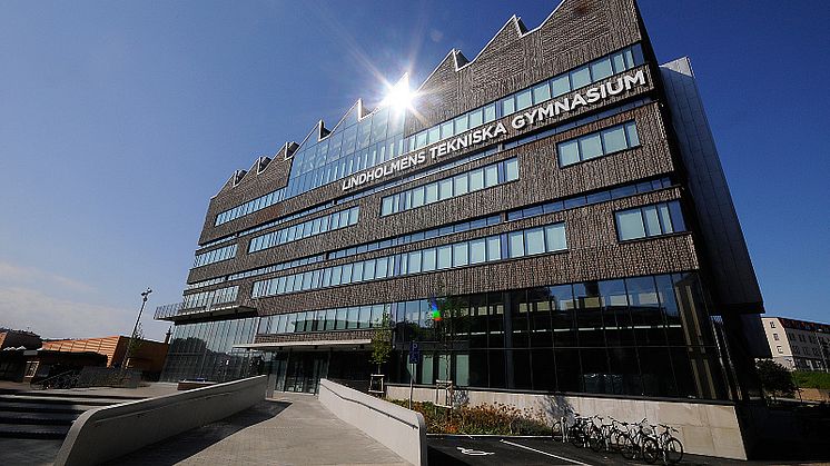 Lindholmens Tekniska Gymnasium har en fasad av tegel som smälter in väl i omgivningen. Foto: Hannah Björk