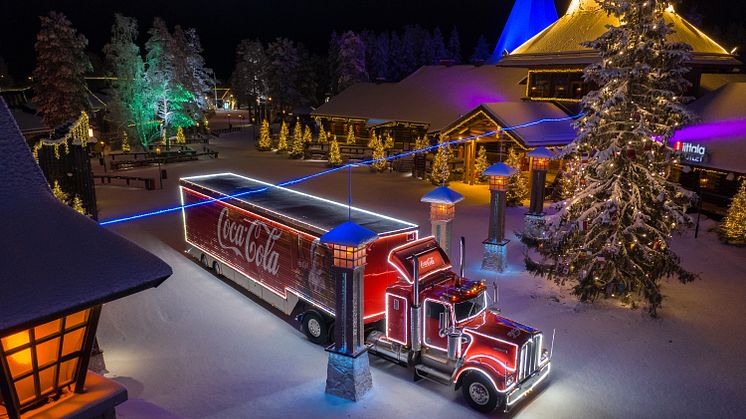 Coca-Cola Joulurekan historiallinen pysähdys napapiirillä, kun Joulurekkakiertue toteutettiin ensimmäistä kertaa Suomessa viime vuonna