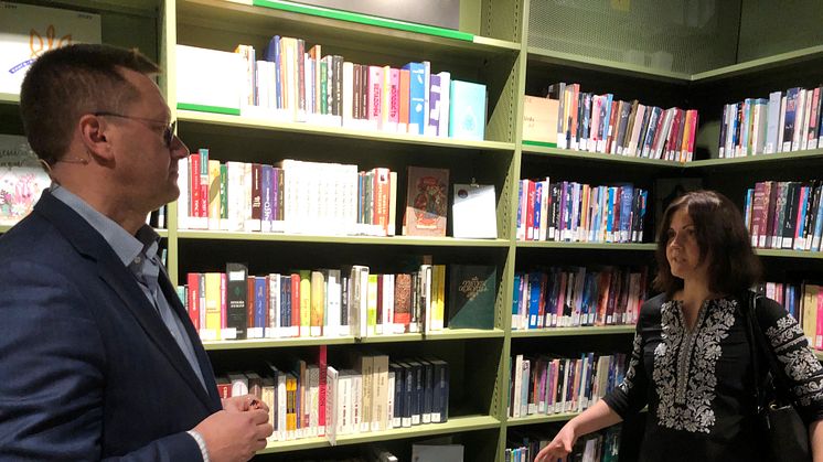 Biblioteksjef Knut Skansen og dr. Lilia Honcharevych, chargé d’affaires ved Ukrainas ambassade i Norge. Foto: Deichman