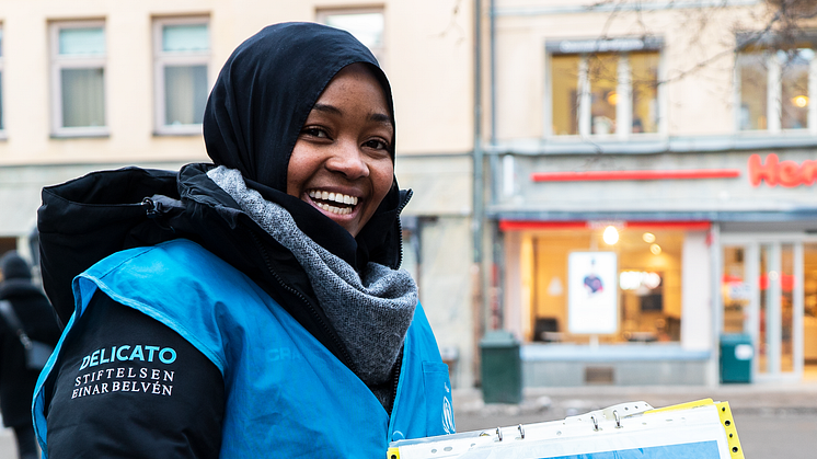 Salma Nanyanzi arbetar som värvare för att samla in medel till människor som tvingats på flykt.