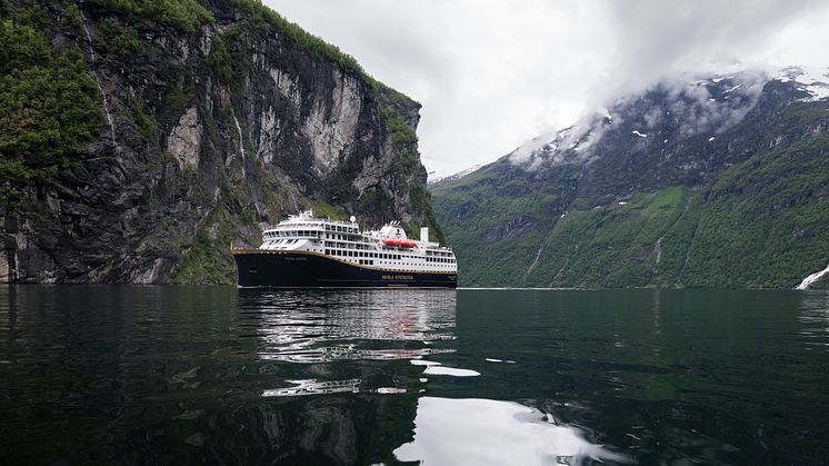 Havila Castor var det første skipet av sitt slag som seilet utslippsfritt i verdensarven Geirangerfjorden i juni 2022.