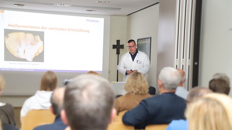 Chefarzt Dr. Sven Fuest beim Arzt-Patienten-Seminar am Mittwochabend in der Hephata-Klinik. (Foto: Hephata-Archiv/Melanie Schmitt)