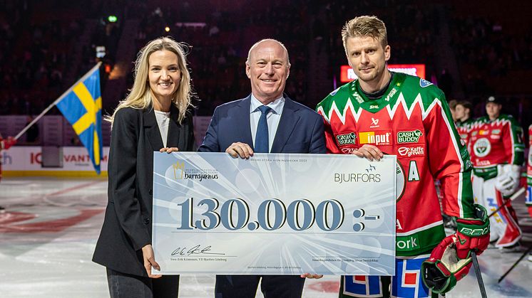  Lisa Tisell, verksamhetsansvarig på Insamlingsstiftelsen för Drottning Silvias barnsjukhus, Sven-Erik Kristensen, VD Bjurfors Göteborg och Nicklas Lasu, forward Frölunda HC. 