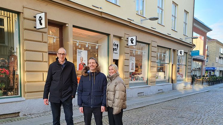 Ingvar Ivarsson centrumchef på Gallerian Storken tillsammans med Lokalens ägare Henrik Nilsson och Jennie Andersson framför den kommande saluhallen. 