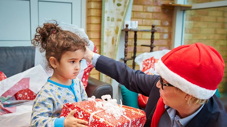 Anställda skänker julklappar till nyanlända flyktingbarn