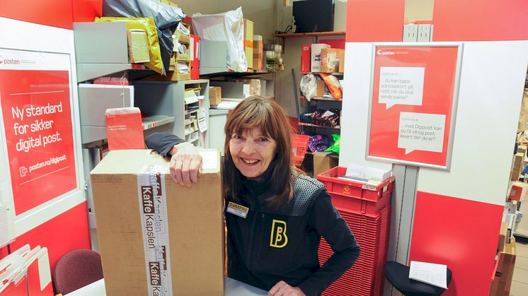 Trude Gullhav lemper esker på Post i Butikk, etter 36 år på postkontor.