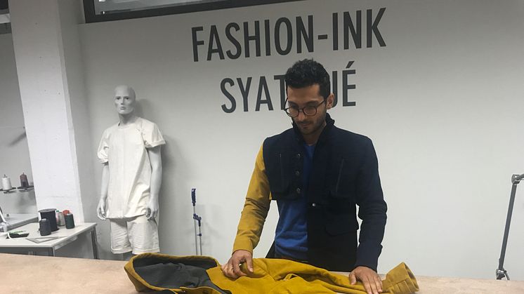 Shahir Mansouri i FashionInks syateljé där han framställer sina prototyper. Foto: Inkubatorn i Borås.