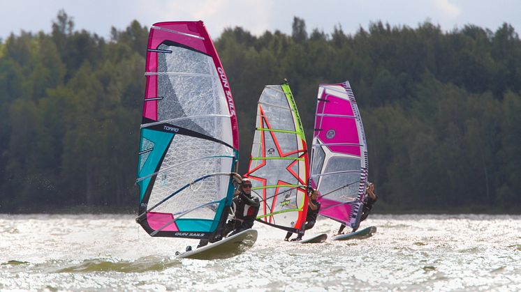 Im Lausitzer Seenland finden Wassersportler ideale Bedingungen, wie hier beim Windsurfing. Foto: TV Lausitzer Seenland/Kathrin Winkler. 