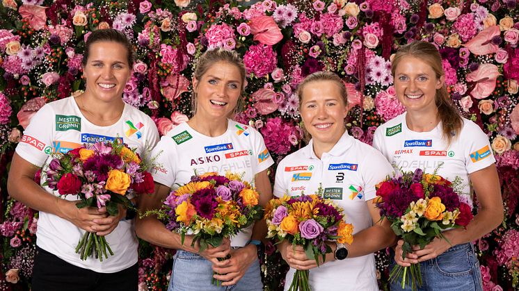 Tiril Udnes Weng, Therese Johaug, Helene Marie Fossesholm og Ingvild Flugstad Østberg med årets Rosa sløyfe-bukett