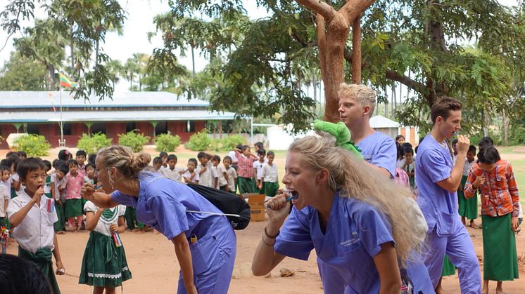 Ein Beispiel für soziales Engagement: Zahnmedizinstudenten der Uni Witten/Herdecke bringen Kindern in Myanmar Zahnhygiene näher.