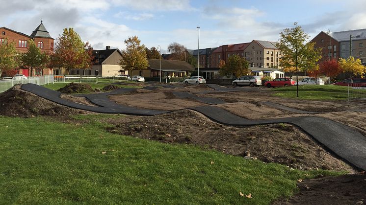 Nu byggs en ny asfalterad BMX-bana i Linnéparken. Går allt enligt planerna kommer den att vara färdig för åk i slutet av november. Den befintliga BMX-banan i grus kommer att finnas kvar och bitvis förses med nytt grus.