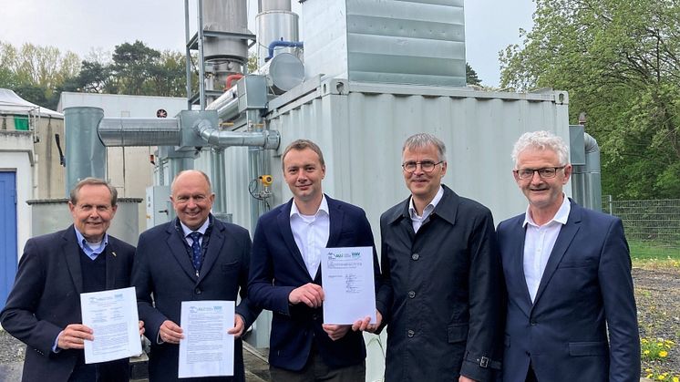 Im Entsorgungszentrum soll grüner Wasserstoff produziert werden. Meinolf Päsch (AR-vorsitzender A.V.E), Landrat Christoph Rüther, Steve Flechsig (WW-Innovation), Martin Hübner und Reinhard Kahmen (Geschäftsführung A.V.E.).