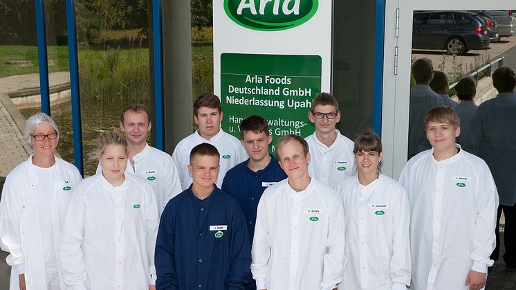 Die neun neuen Auszubildenden und die Standortleiterin Mette Toft am Arla Standort Upahl