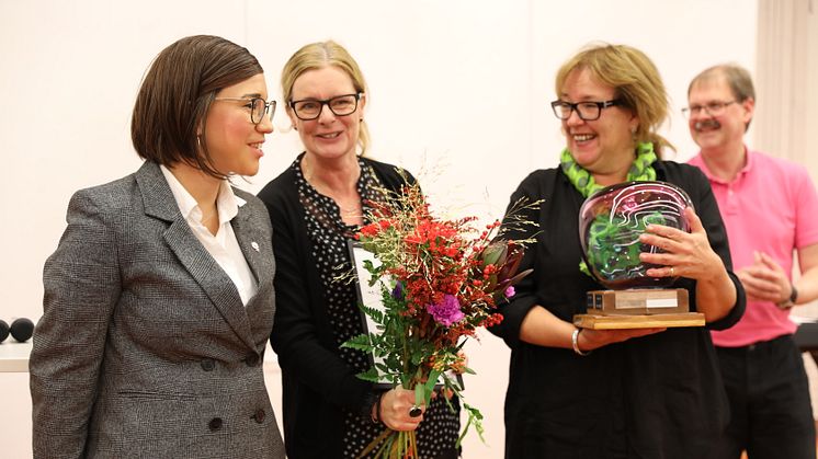Elin Gustafsson, Annika Eklund och Karin Bergendorff mottar utmärkelsen "Årets kulturkommun 2019" för Lunds kommun.