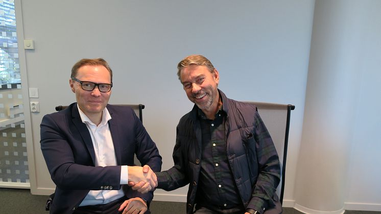 Jens Middborg fra Capgemini (til venstre) og Ståle Lindbo fra Røde Kors (til høyre) ved signering av partneravtalen