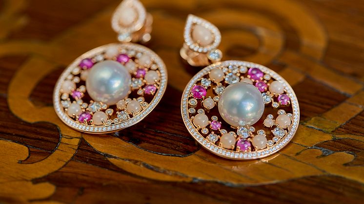 Queen Charlotte earrings 01