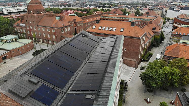 Nya solceller på byggnaden Sing Sing vid KTH Campus i Stockholm. 