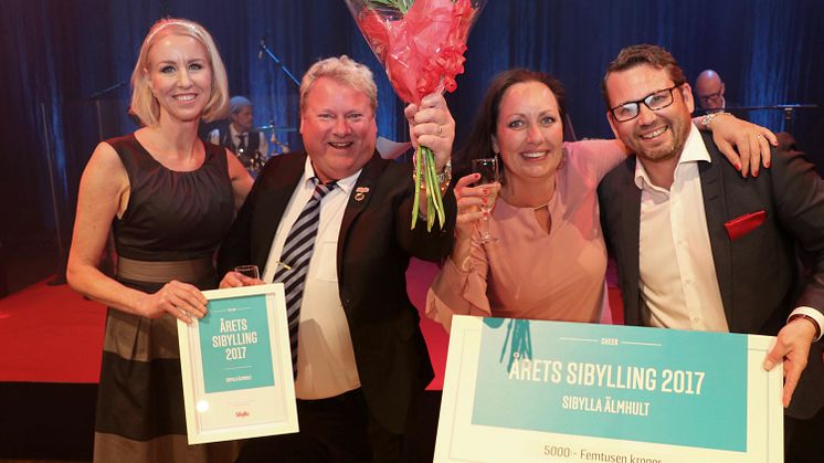 Maria Hedman och Joakim Carlsson från Nordic Fast Food gratulerar vinnarna Åsa Wretman och Torbjörn Nordlander i samband med prisutdelningen.