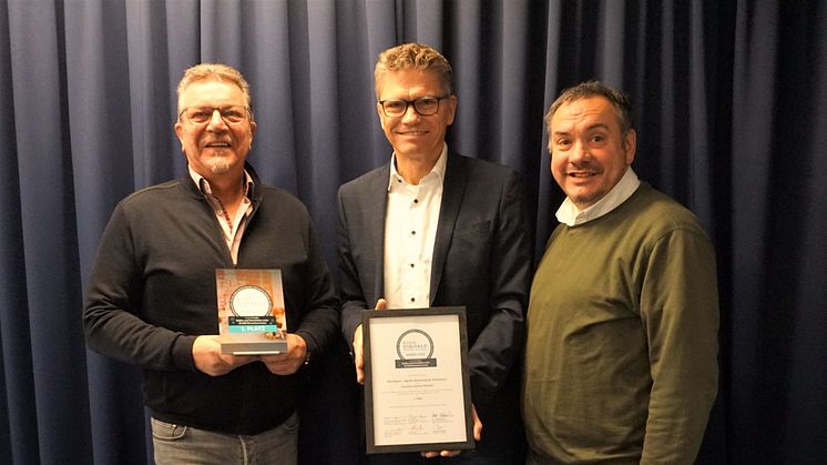 Michael Haye (Kurabgabeabteilung), Tourismusdirektor Oliver Behncke und Volker Aermes (Leiter Infrastruktur und Finanzen) präsentieren die Auszeichnung für den KommDIGITALE-Award 2022 ©Tourismus-Service Fehmarn