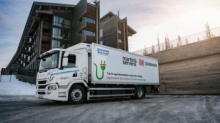 Under sportlovsveckorna levererar DB Schenker varor till restauranger, kaféer och offentliga verksamheter i Åre. Ellastbilen som sköter de klimatsmarta leveranserna laddas via en mobil laddenhet från Scania. 