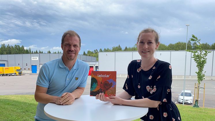 Lekolars hållbarhetschef Pierre Lennartsson och hållbarhetsspecialist Hanna Bremander presenterar företagets hållbarhetsredovisning för 2020.