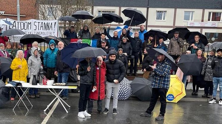 För första gången på lördagsdemonstrationerna i Malå användes paraplyerna som regnskydd, på ettårsdagen 14 maj 2022. 