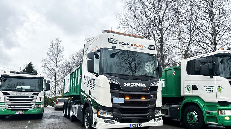 Scania Rent koukkuauto valmiina penkkariajeluihin Nurmijärvellä. 