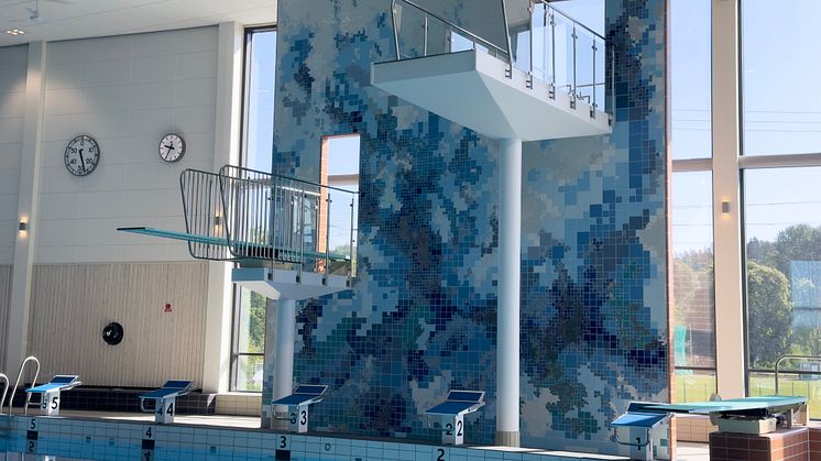 Hopptornsväggen med mosaik av Eva Beierheimer.jpg