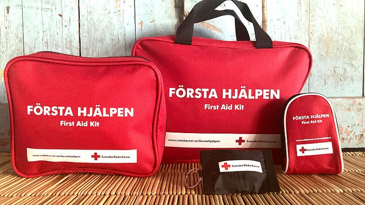 Tre kit med första hjälpen-produkter i olika storlekar
