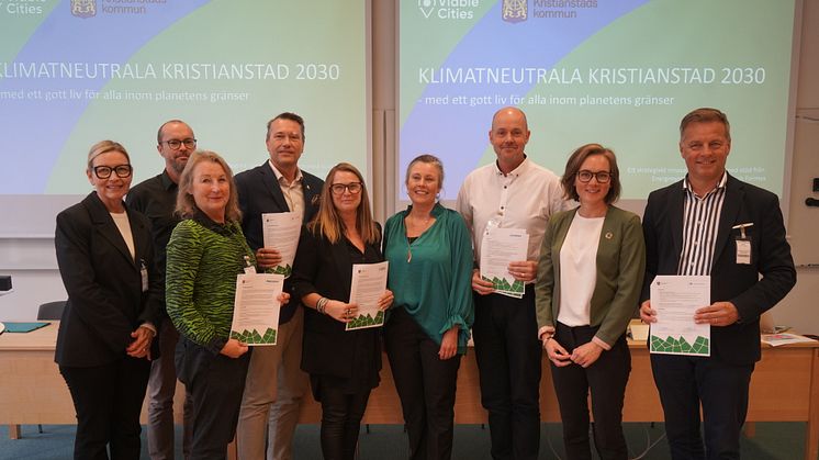 De fem första företagen att skriva lokala klimatkontrakt i Kristianstads kommun är Smekab Citylife, Länsförsäkringar Göinge Kristianstad, Skanska Hus Syd distrikt Östra Skåne, Knauf Danogips och Consid AB.