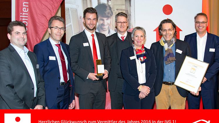 Bildunterschrift ( v.l.n.r.): Thomas Vöhl, Marcus Widrich, Sören Bramke, Dr. Bernhard Bauer (Geschäftsführer), Dr. Gabriele Scheberan-Klinger, Klaus Reisinger und Peter Heiß von der S-ImmobilienService GmbH der Stadtsparkasse München.